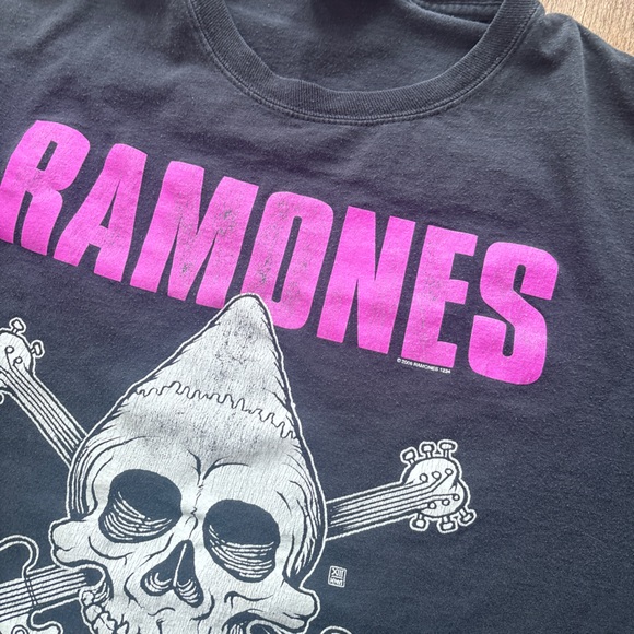 Vintage 2006 Ramones “Gabbs Gabba Hey” licensed graphic band tee - Picture 4 of 7